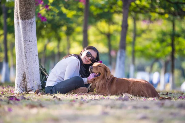 Dziewczyny i golden Retrievery — Zdjęcie stockowe