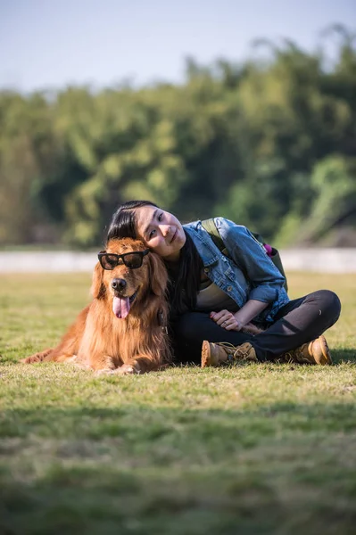 Ragazza e golden retriever — Foto Stock