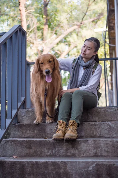 Menina e golden retriever — Fotografia de Stock