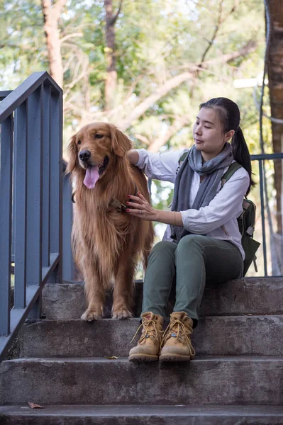 Menina e golden retriever — Fotografia de Stock