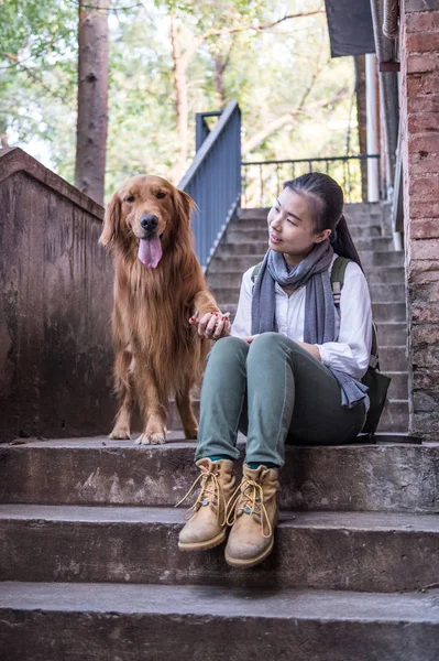 Ragazza e golden retriever — Foto Stock