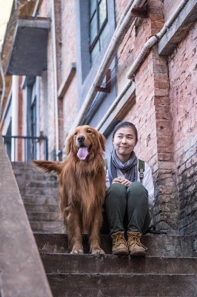 Ragazza e golden retriever — Foto Stock