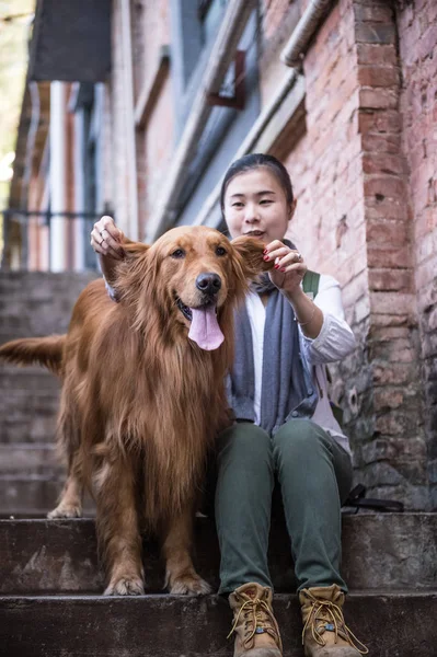 Menina e golden retriever — Fotografia de Stock