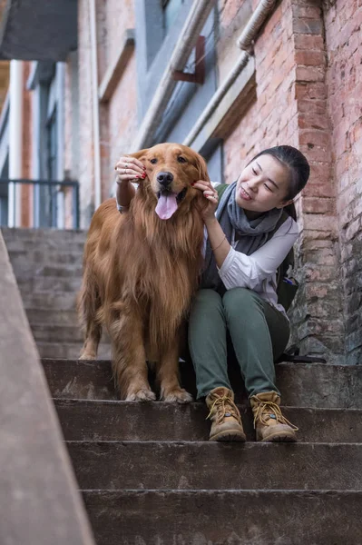 Ragazza e golden retriever — Foto Stock