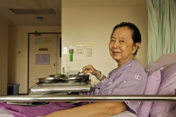 Hastane yatağında yalan eski Asyalı kadın