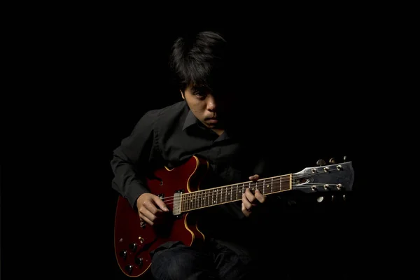 Ázsiai fiatal zenész gitározni — Stock Fotó