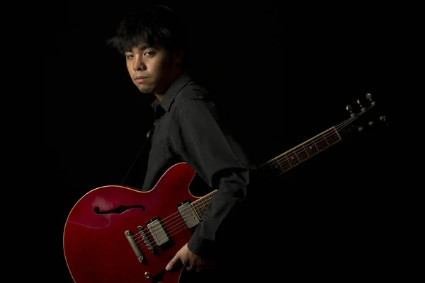 亚洲青年音乐家弹吉他 — 图库照片