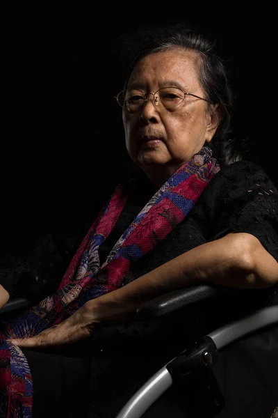 Yalnızlık yaşlı kadın