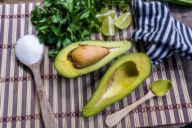 Avokado içinde yarım kesilmiş