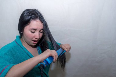 Komik suratlı kadın saçını ütülüyor.