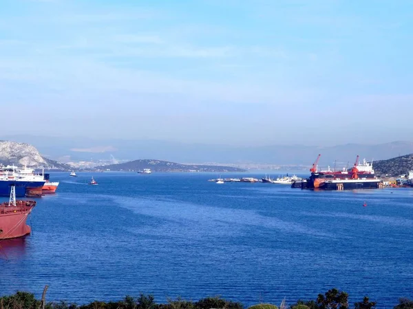 Şubat 2019, Salamis Adası, Yunanistan. MÖ 480 yılındaki ünlü deniz muharebesinin gerçekleştiği Attica ile Salamis arasındaki boğaz, düşmüş Yunanlıların mezar tepeciğinden görülüyor. Arka planda Perama şehri