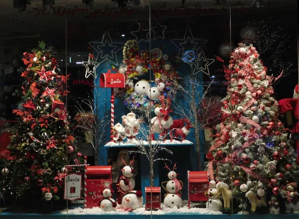 Kasım 2019, Glyfada, Atina, Yunanistan. Mağaza vitrininde Noel süslemeleri