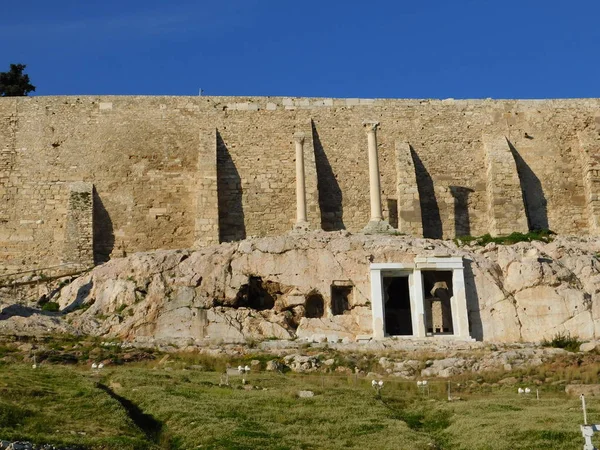 Ocak 2019, Atina, Yunanistan. Thrasyllus 'un korajik anıtı ve Akropolis' in güney yamacında iki korajik kolon. Tiyatro yarışması anıtları sponsorluk kazananları