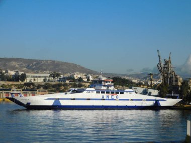 Ocak 2019, Pire, Yunanistan. Limanda çift yönlü bir feribot.