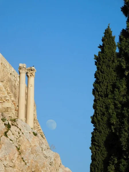 2019年1月 希腊雅典 雅典卫城南坡上的两根中上层柱子 戏剧名胜古迹比赛赞助得奖者 — 图库照片