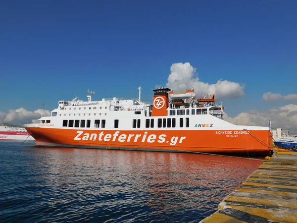 2019年1月 希腊比雷埃夫斯 港口内的一艘大型 汽车和客轮 — 图库照片