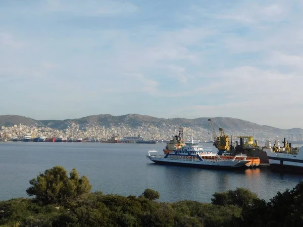 Şubat 2019, Salamis Adası, Yunanistan. MÖ 480 yılındaki ünlü deniz muharebesinin gerçekleştiği Attica ile Salamis arasındaki boğaz, düşmüş Yunanlıların mezar tepeciğinden görülüyor. Arka planda Perama şehri