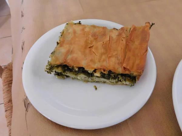 Geleneksel Ispanak Peynirli Turta Bir Yunan Restoranında Servis Ediliyor — Stok fotoğraf