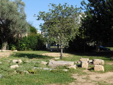 Ekim 2018, Atina, Yunanistan. Platos Akademisi 'nin antik sitesi. Parktaki eski taşlar