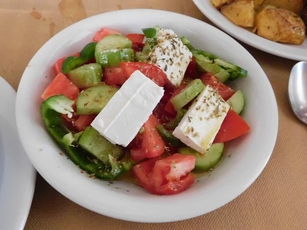 Rajčatový Okurkový Sýrový Salát Olivovým Olejem Oreganem — Stock fotografie