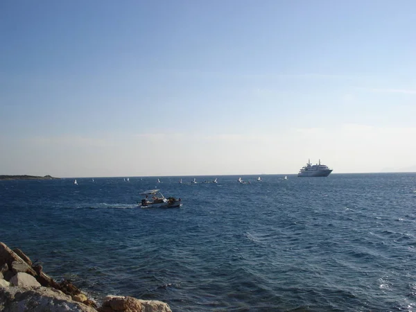 ギリシャアッティカのグリファダ海岸沖にある漁船 大型ヨット — ストック写真