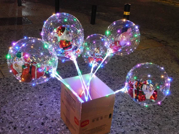 Dezembro 2018 Glyfada Grécia Balões Transparentes Com Luzes Bonecas Papai — Fotografia de Stock