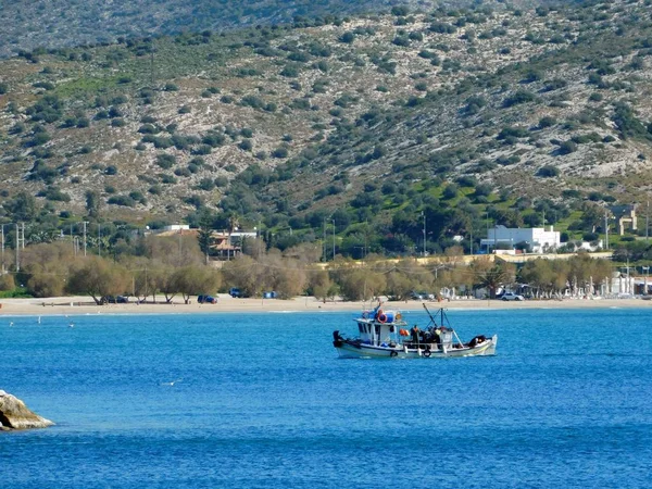 Barco Pesca Cerca Costa Varkiza Grecia — Foto de Stock