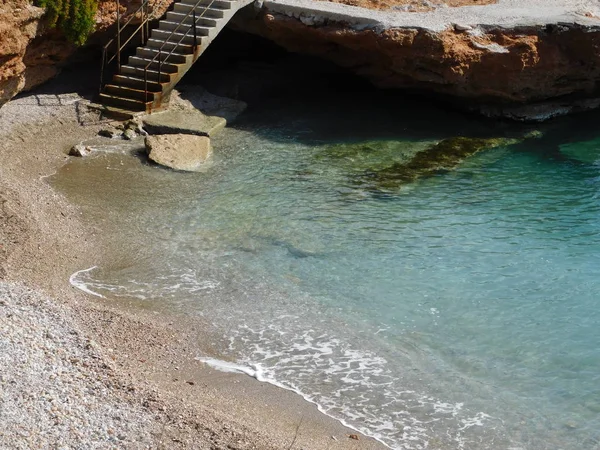 ギリシャアッティカのバルキザに澄んだ水のある小さな美しいビーチ — ストック写真