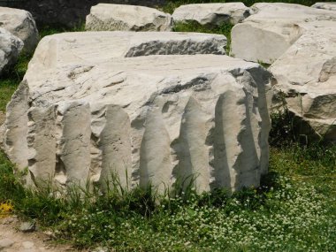 Atina, Yunanistan 'daki antik Olympian Zeus tapınağının arkeolojik sahasında mermer bir sütun parçası