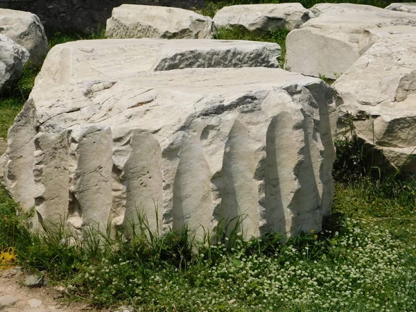 Fragment Einer Marmorsäule Der Archäologischen Stätte Des Antiken Tempels Der — Stockfoto