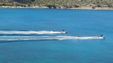 Vouliagmeni, Attica, Yunanistan 'da iki su kayakçısı