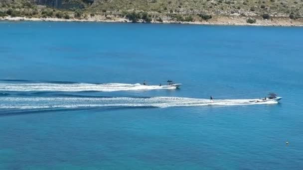 Два Водных Лыжника Вулиагмени Аттика Греция — стоковое видео