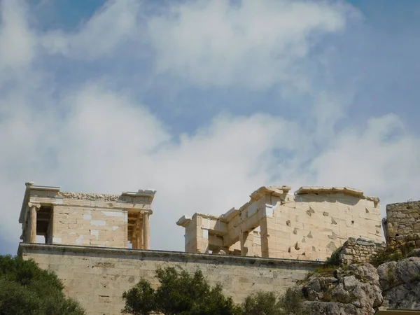 希腊雅典的古代卫城 Propylaea 和雅典娜 Athena Nike 神庙的巨大入口景观 — 图库照片