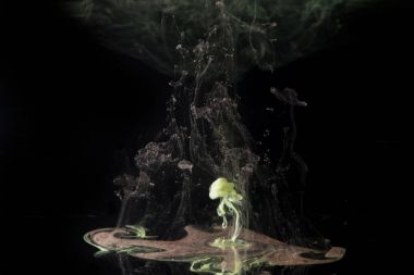 Mürekkep ve boya su ile süt soyutlama girdap