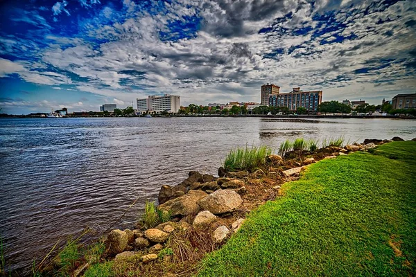 Bir görünümü Wilmington Kuzey Carolina Cape Fear RI arasında — Stok fotoğraf