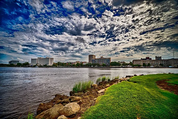 Een weergave van Wilmington North Carolina uit over de Cape Fear-Ri — Stockfoto