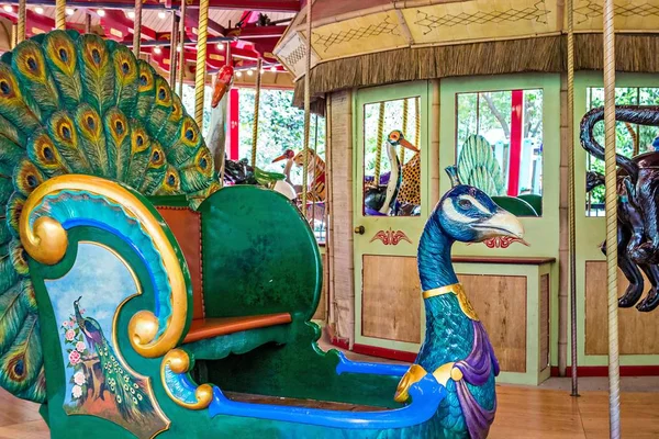 Färgglada carousel redo att ta barn för en åktur — Stockfoto
