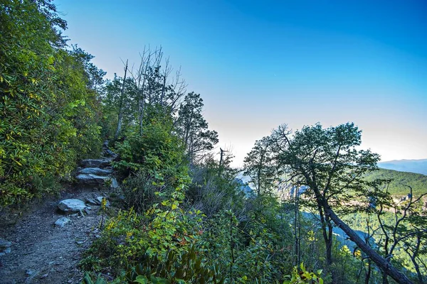 Hawksbill Berg in Linville Gorge mit la Table Rock Mountain — Stockfoto