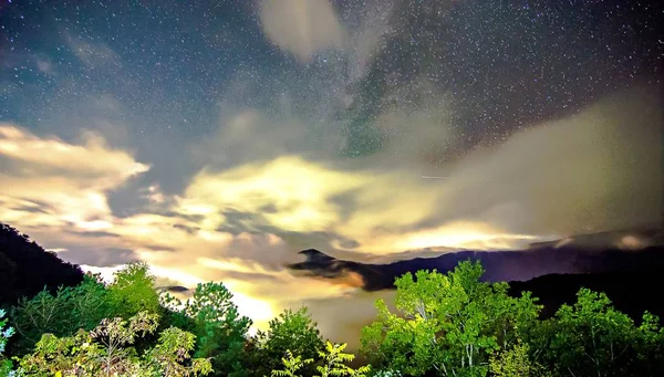 Scene della natura sul parkway blu della cresta grandi montagne fumose — Foto Stock