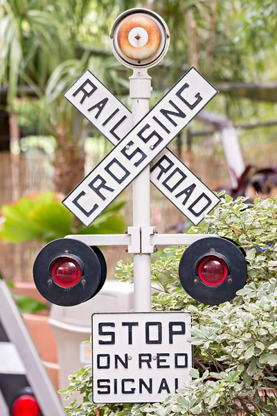 Sinal cruzado e sinais da via férrea — Fotografia de Stock