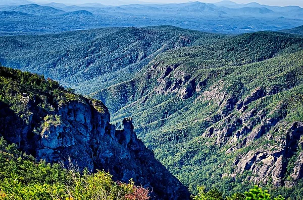 A Linville gorge, a la Table Rock Mountain cserepes Mountain — Stock Fotó