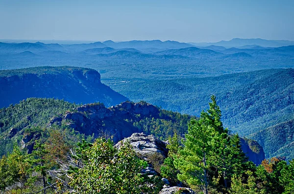 Hawksbill Mountain på Linville gorge med Table Rock Mountain la — Stockfoto