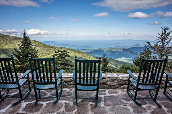 Sedie e bella vista sulle montagne — Foto Stock