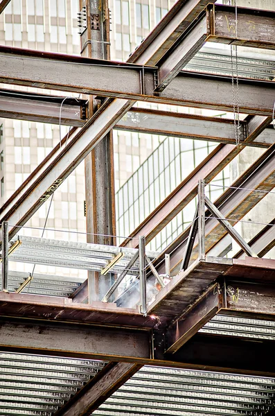 Byggnadsarbetare arbetar på highrise byggnad — Stockfoto