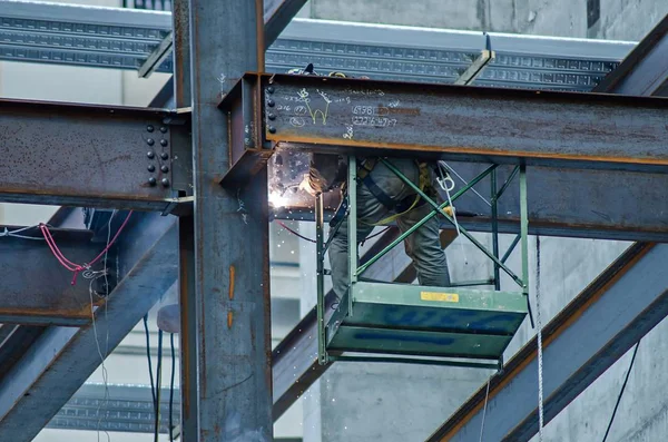 Trabajador de la construcción que trabaja en edificios de gran altura — Foto de Stock