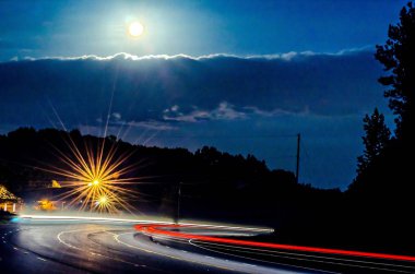 hasat ay meşgul karayolu trafiği üzerinde parlayan
