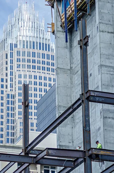 Bouwvakker bezig met hoogbouw-gebouw — Stockfoto