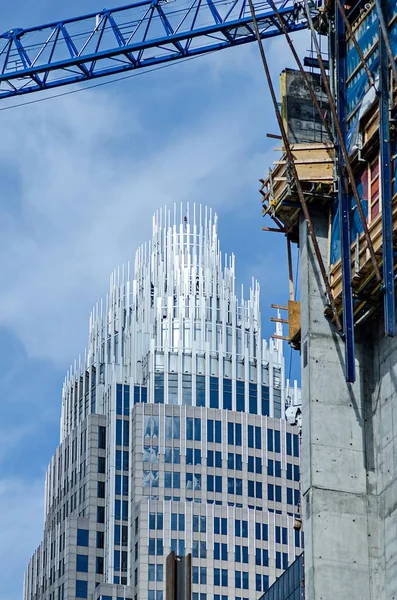 大城市的建筑工地起重机 — 图库照片