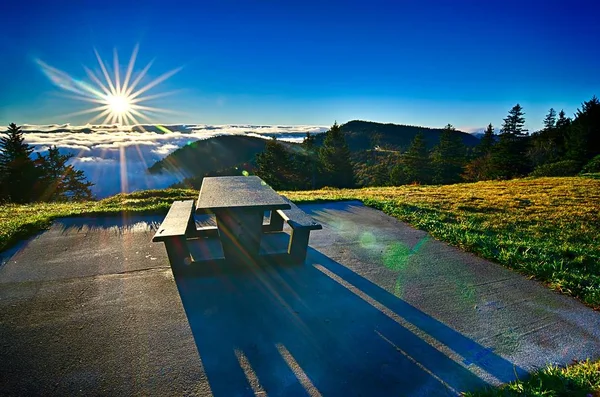 Cenas da natureza no parque de cumeeira azul grandes montanhas fumegantes — Fotografia de Stock