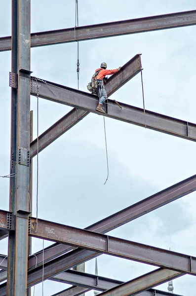 Travailleur de la construction travaillant sur immeuble de grande hauteur — Photo